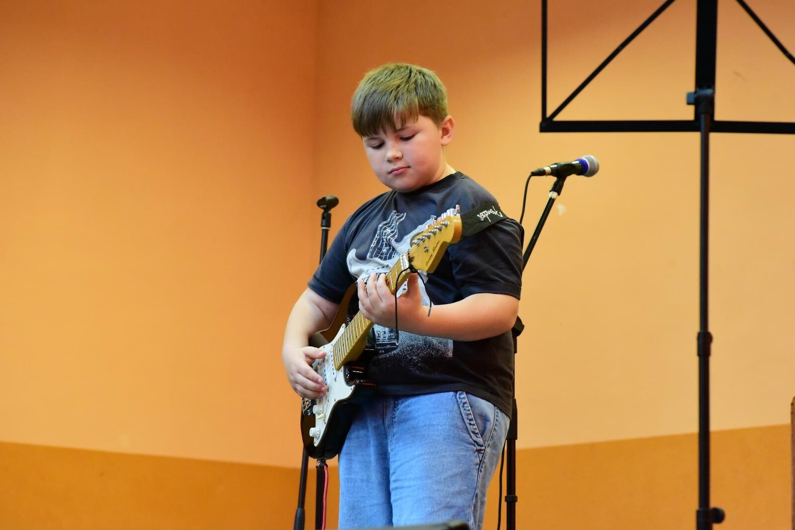 Moment de pe scenă la un concert al academiei 6